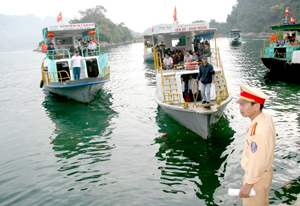 Các đơn vị vận chuyển hành khách trên khu vực lòng hồ sông Đà, đảm bảo an toàn, thúc đẩy phát triển KT-XH, du lịch địa phương.